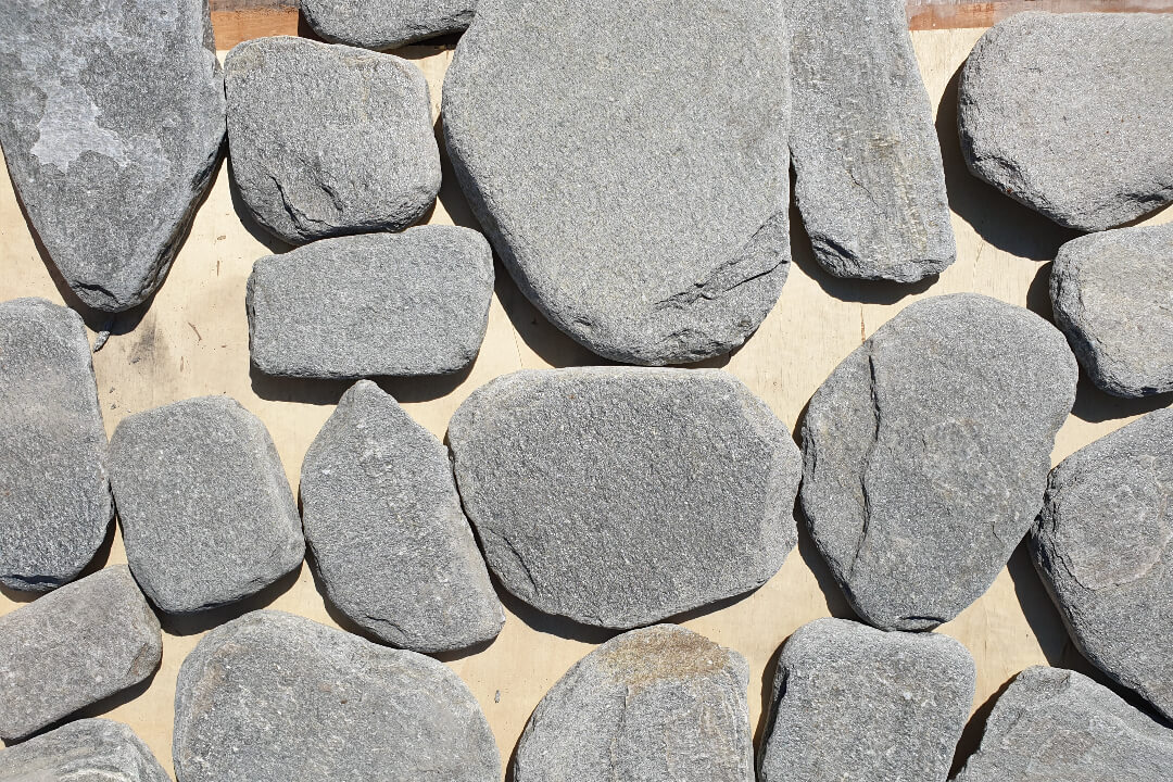 Ezüst Kvarcit Tipegő 3-5 cm vastag