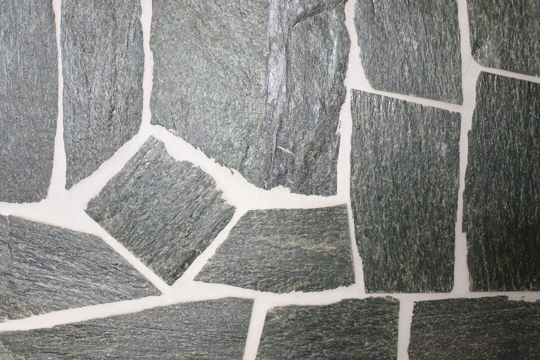 Verde Alpi Serpentino 1-2 cm vastag Kőburkolat