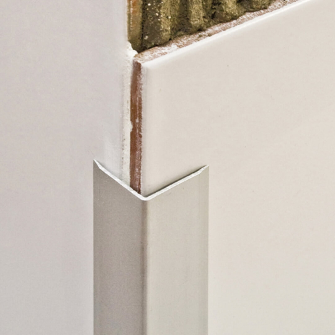 ViarProfil ACGA25S Ezüst Eloxált Öntapadós Alumínium Sarokélvédő Profil (25 mm) 2.7 m